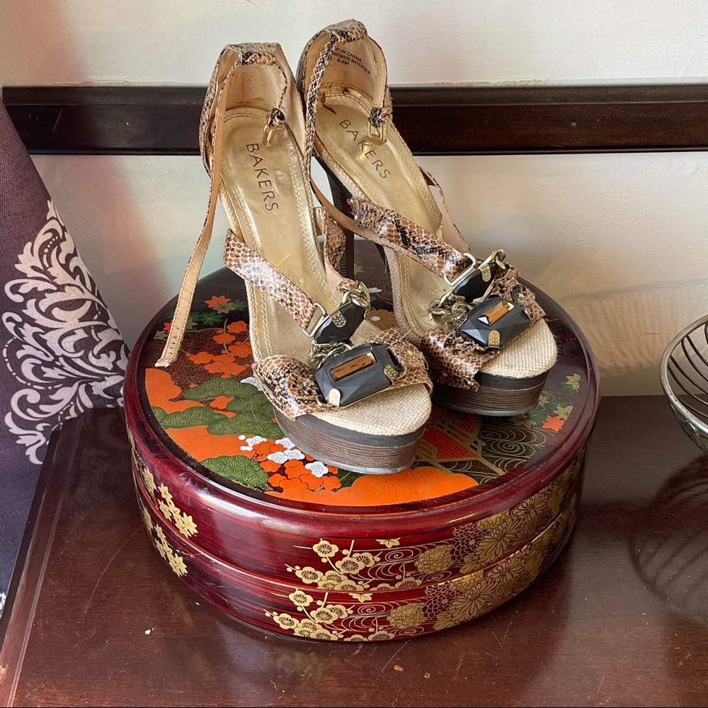 Faux Snake skin with gems platform heels 👠!